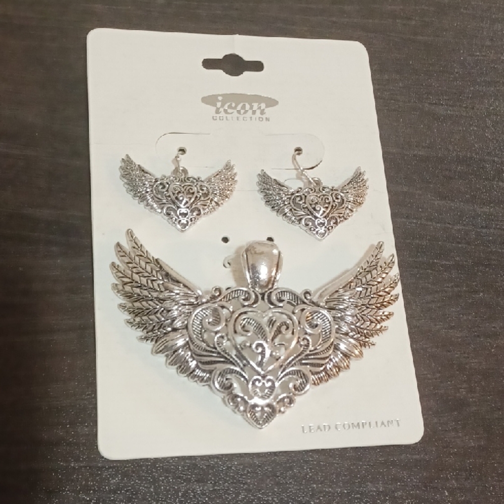 Stylish Silver Winged Heart Earrings & Pendant